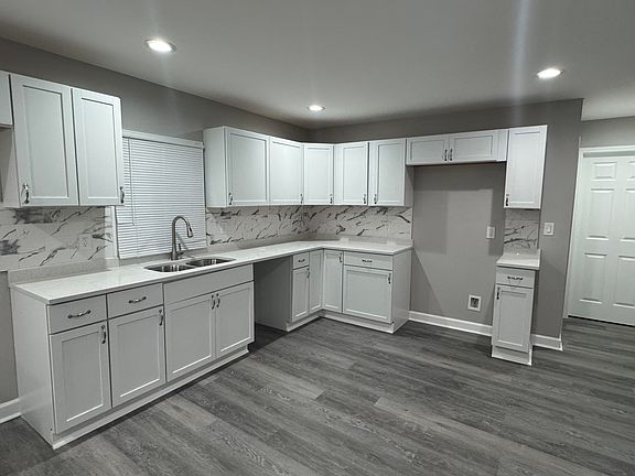 5th image of 3428 Delaware St
