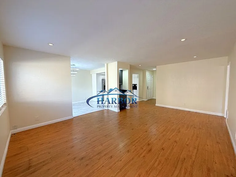 1166 W 22nd St #2 — Photo 5