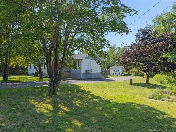 389 Hampton Rd, Quispamsis, NB E2E 4V6