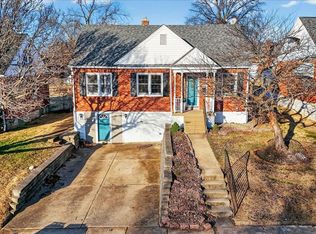 8643 Charlton Ln, Saint Louis, MO 63123