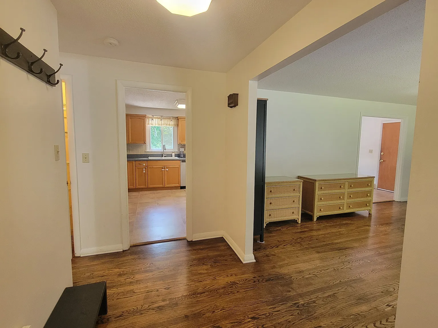 3 bed, 2300 sqft, $3,600 — Photo 3