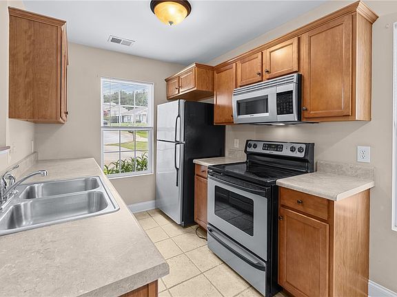 4th image of 248 Tamarack Dr