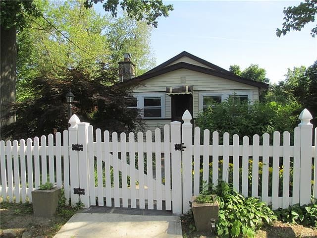 Front of house, fully fenced