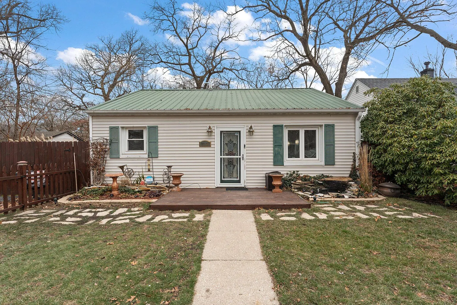 2760 Howard St photo 1