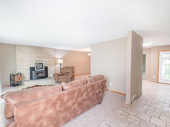 Foyer to the living room.