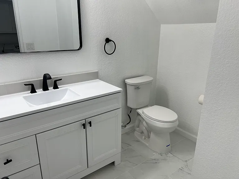 1015 W 9th St #10 — Photo 7