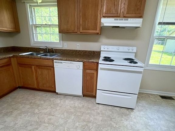 4th image of 758 Forest Cir