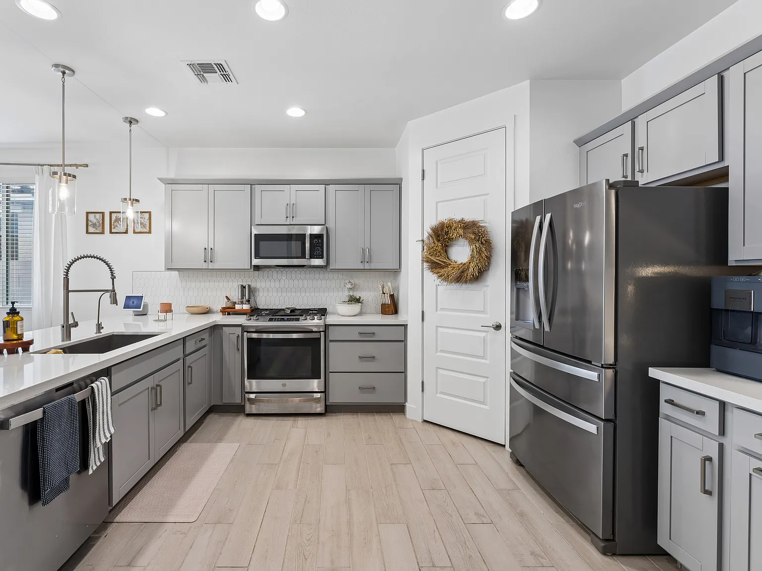 4 bed, 2.5 bath, 1960 sqft, $2,575 — Photo 4