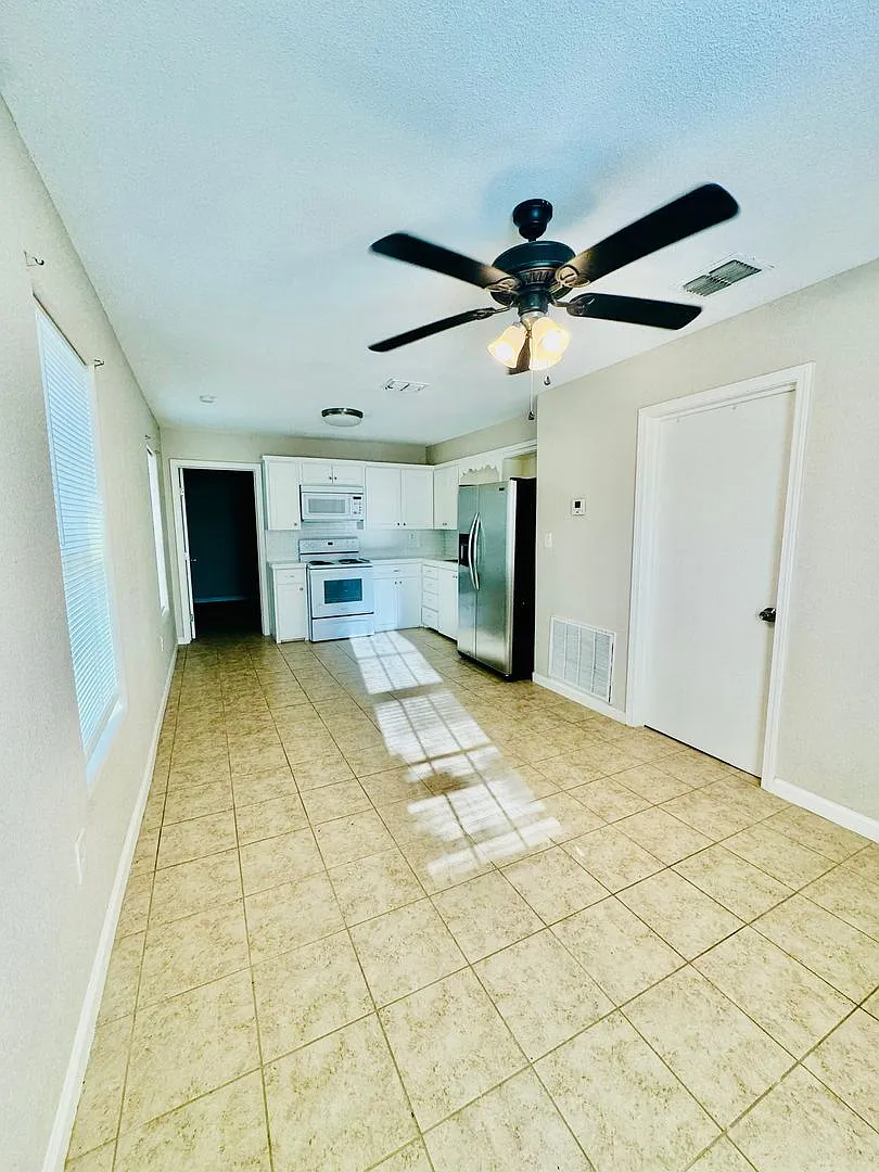 All Bill Included-2 Bedroom / 1 Bath Rental Southside Neighborhood — Photo 3