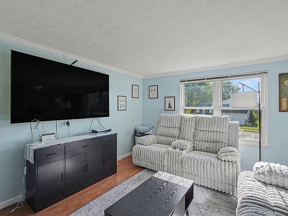 4th image of 88 Surrey Ct