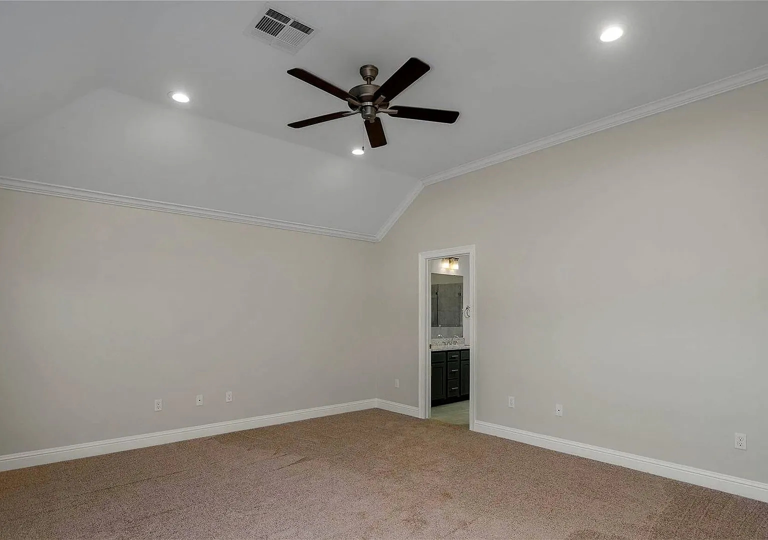 Like brand new construction in Haughton-Move in special - $400. dollars off first month rent — Photo 4