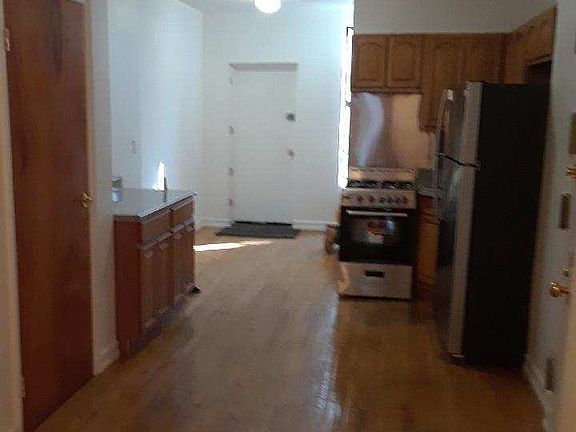 3rd image of 416 Melrose St APT 1L
