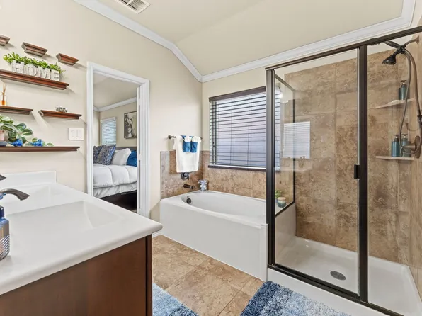 8400 Sioux Trl, Aubrey, TX 76227