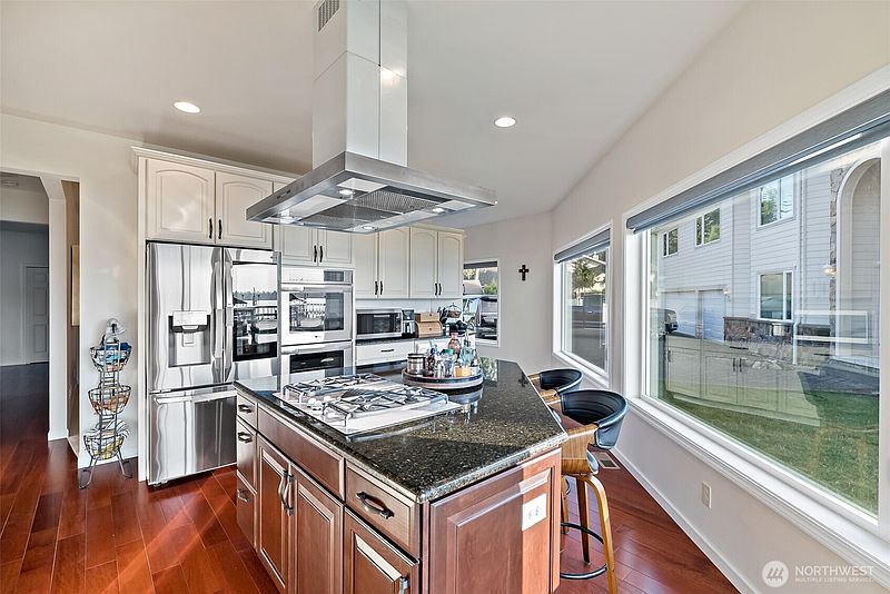 4th image of 1558 Fairview Street