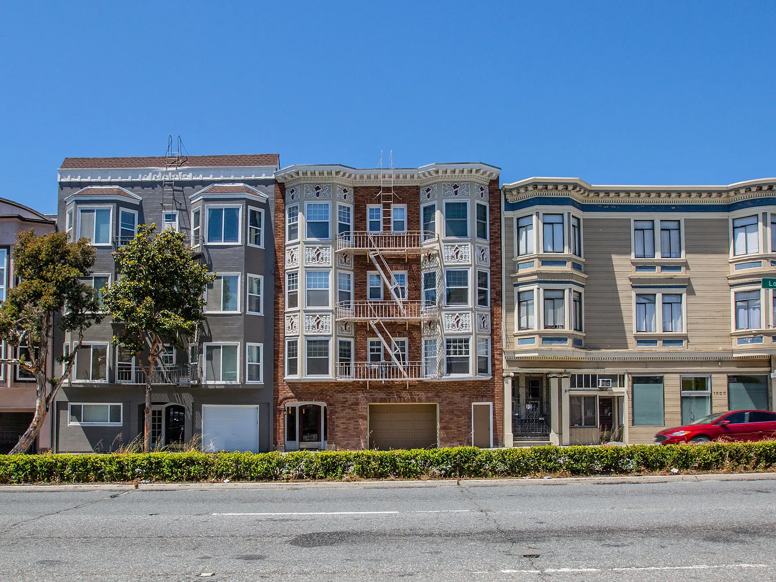 1610 Lombard — Photo 2