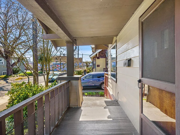 709 McKenzie Ave — Photo 37