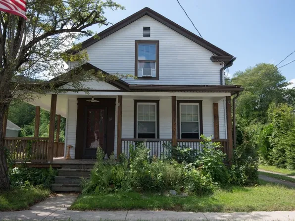 11 Maple St, Chester, MA 01011