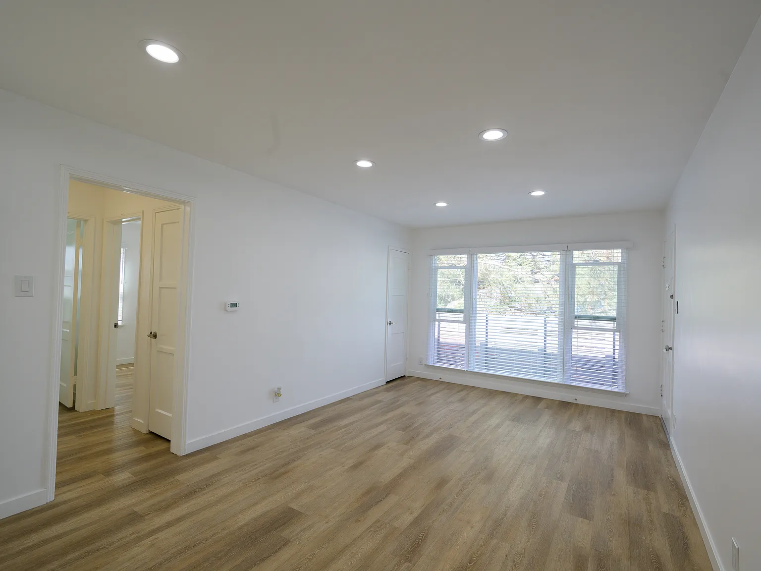 2 bed, 900 sqft, $3,950 — Photo 3