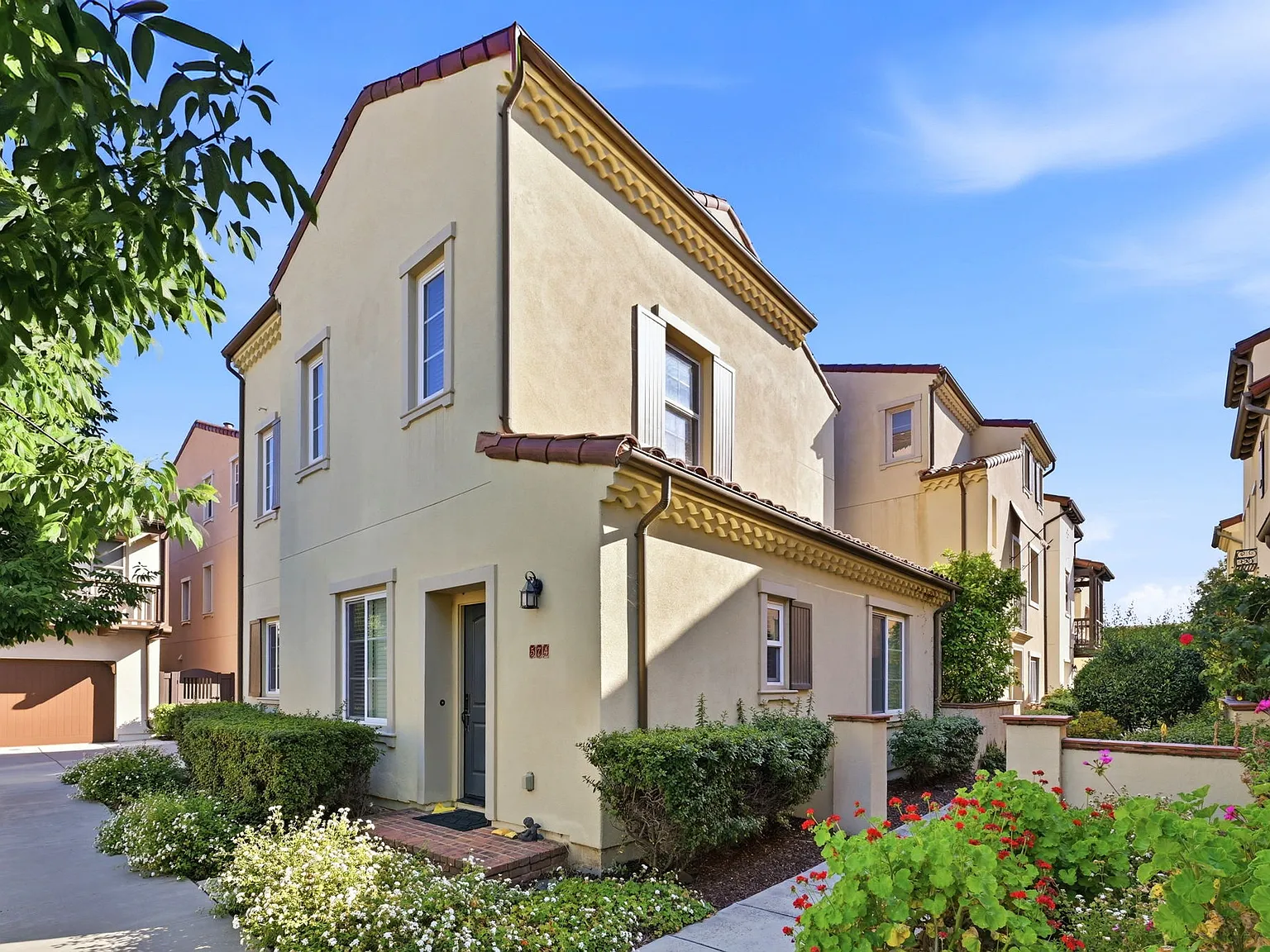 4 bed, 3.5 bath, 1911 sqft, $4,800 — Photo 4