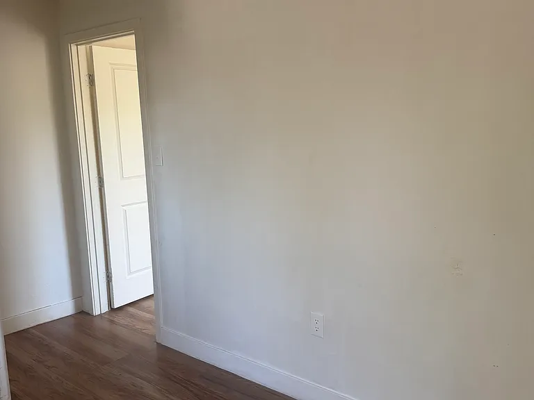 274 E C St — Photo 2