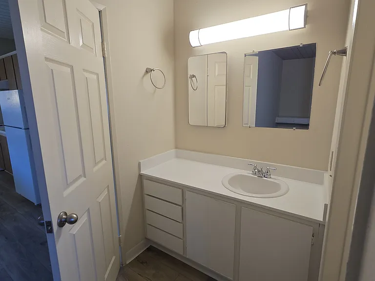 El Capitan Apartments — Photo 10