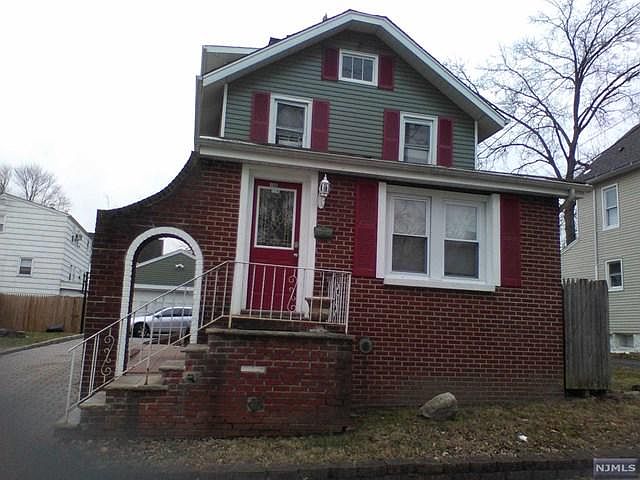 2nd image of 100 Robinson St