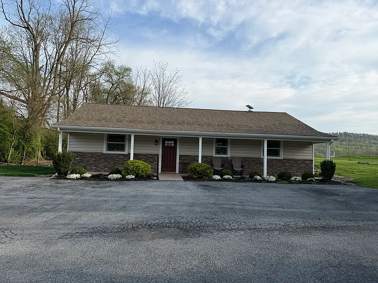 9 Bartholomew Ln — Photo 1
