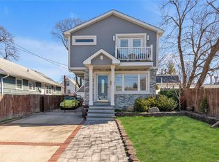 4 Edgewood Rd, Port Washington, NY 11050