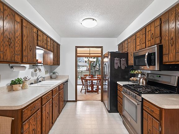 5th image of 10156 Pilgrim Ln N
