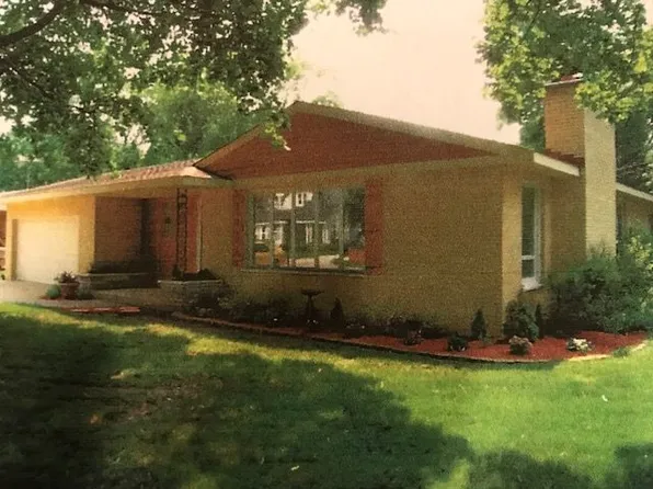 414 Lakeside Rd, Crystal Lake, IL 60014