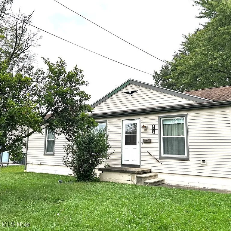 549 Caroline Ave photo 1