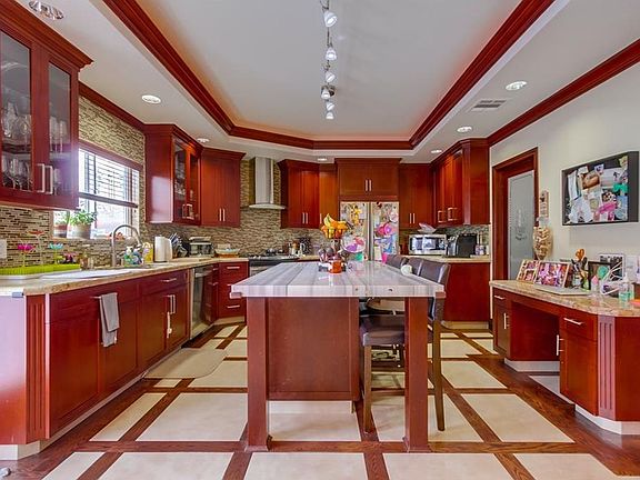 4th image of 6130 Teesdale Ave