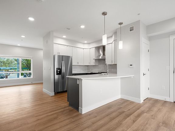 3rd image of 903 Main St #202