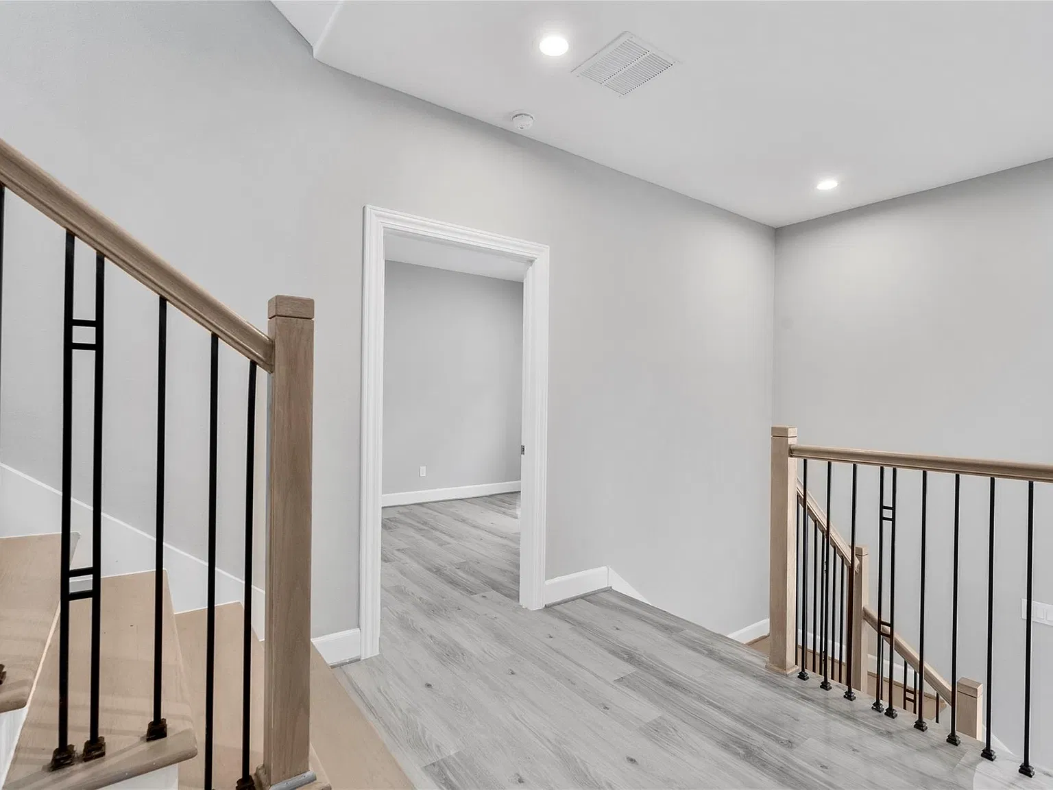 1122 W 16th St — Photo 3