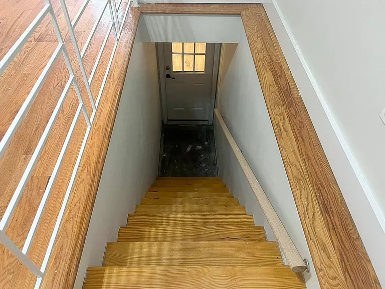 828 Halsey St #1A — Photo 8