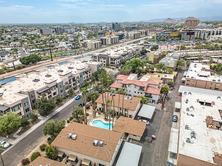Steps away from the canal for walking! Walkable to Old Town, Fashion square and all Scottsdale has to offer.