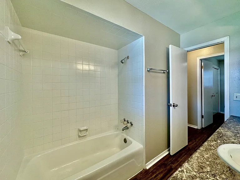 1006 Richmond St — Photo 17