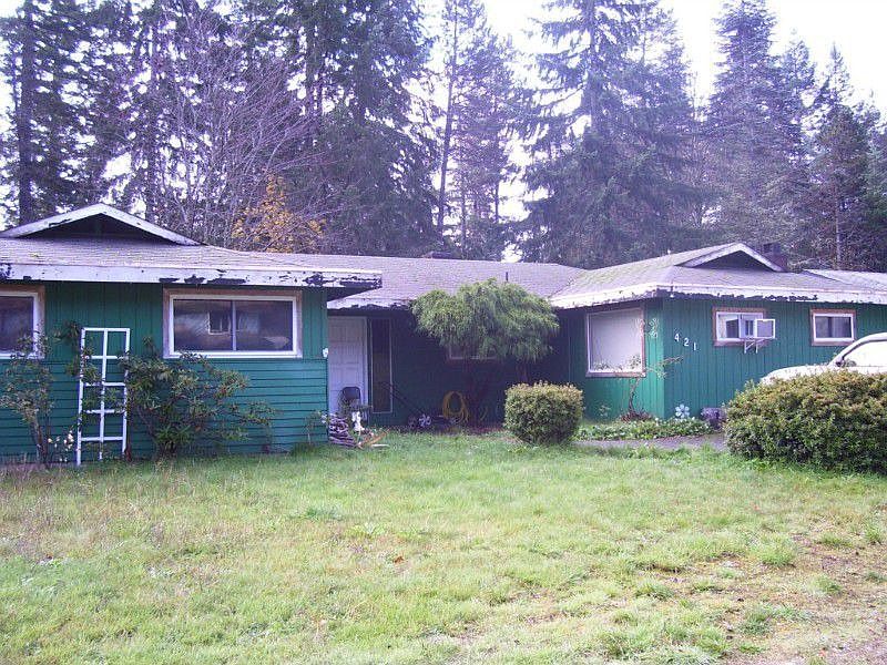 Great investmen on this short sale. Over 1800 square feet in a good neighborhood