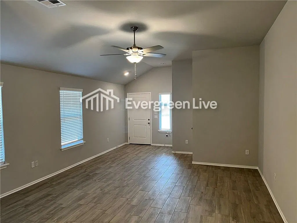 3 bed, 2.0 bath, 1347 sqft, $1,445 — Photo 4
