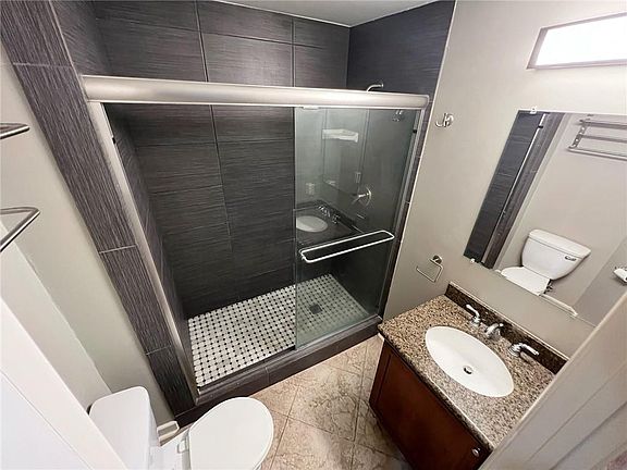 5th image of 200 E 43rd St APT 307