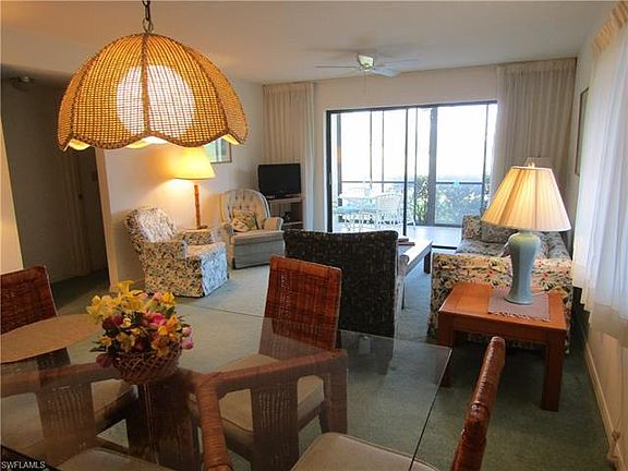 4th image of 221 Fox Glen Dr #104