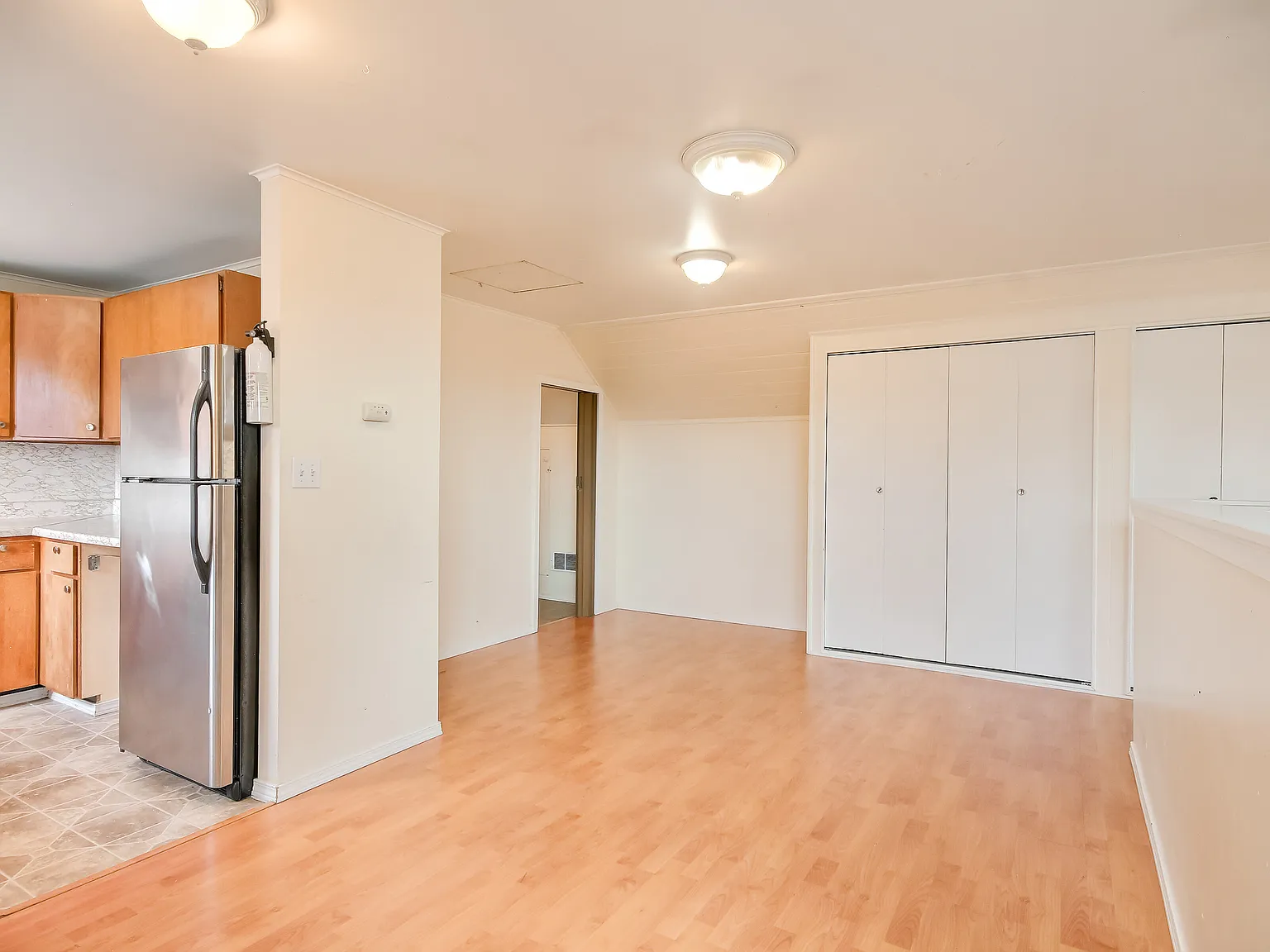 6 bed, 2400 sqft, $6,500 — Photo 2