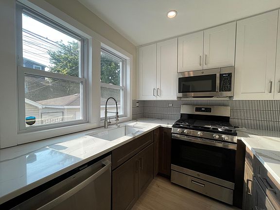 3rd image of 1712 N Rockwell St APT 1R