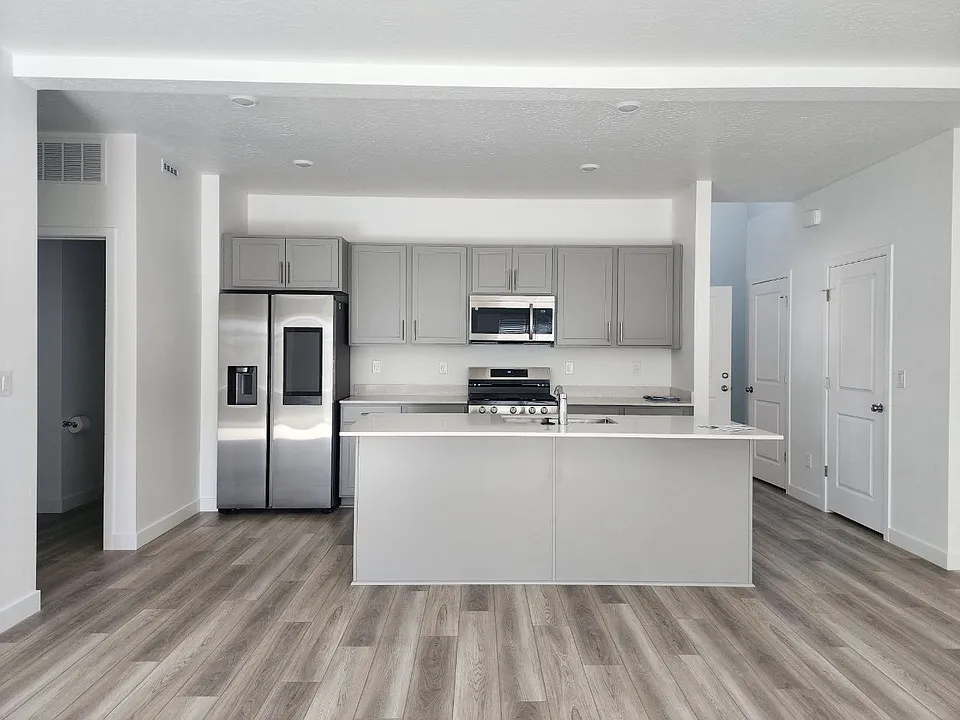 1553 W Charmer Ln
