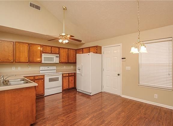 3rd image of 2731 Roscommon Dr Unit 0