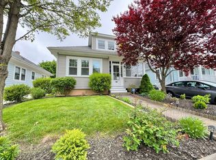 89 Lexington Ave, Cranston, RI 02910