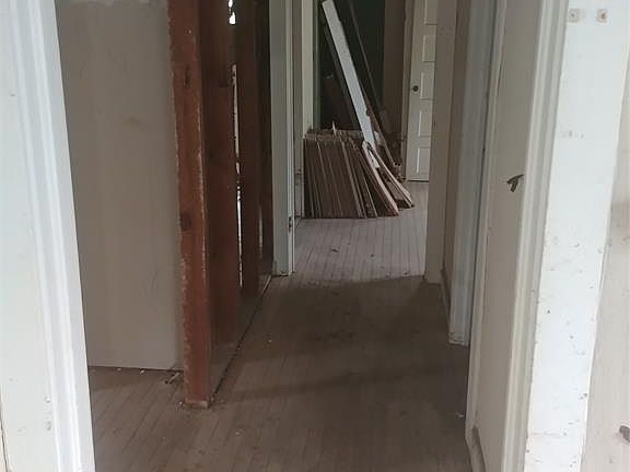 3rd image of 908 W Liveoak St