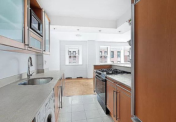 3rd image of 123 E 75th St APT 4E
