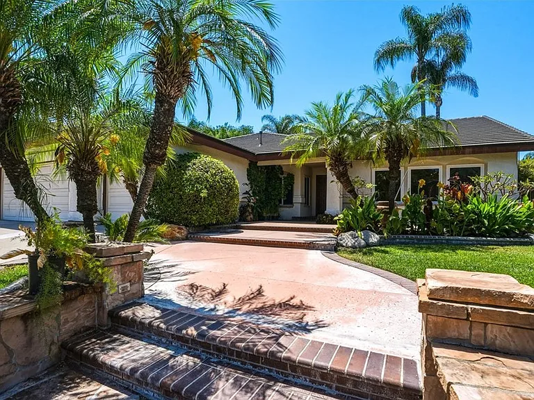 1023 Highlight Dr — Photo 2