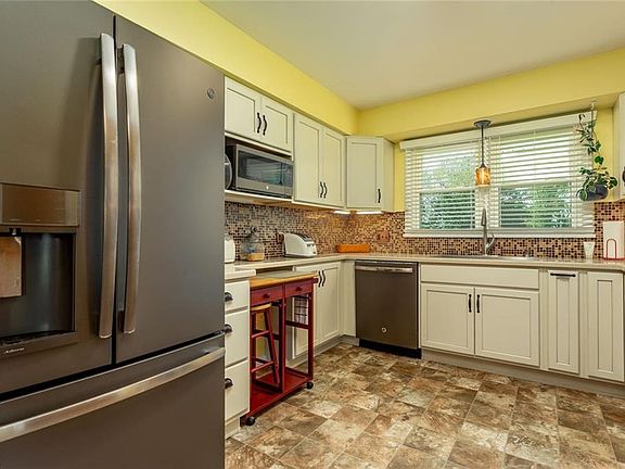 2nd image of 1338 Meadowbrook Blvd